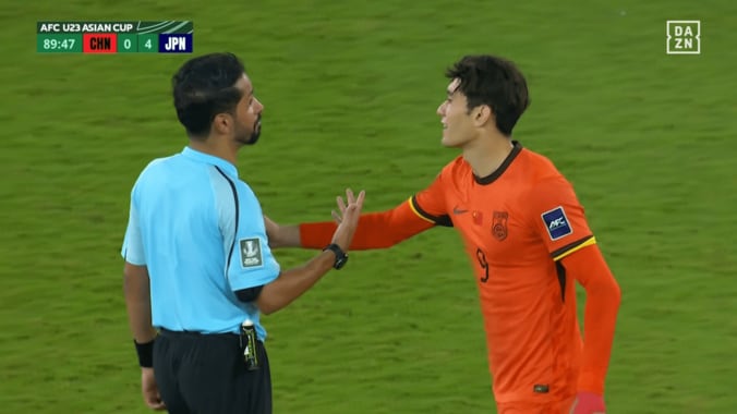 主審は中国FWに注意を与えるのみだった