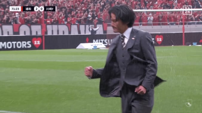 「カオスの浦和を1日で勝てるチームに」田中達也“暫定監督”が神采配→胸熱ガッツポーズ！「名将爆誕の瞬間」「スーツ姿が新鮮」ファン歓喜 3枚目