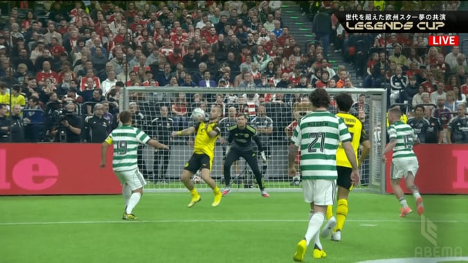 45歳が衝撃弾！元ドルトムントFWが“神業ジャンピングボレー”を炸裂「現役級ゴラッソ」「ペトリッチえっぐ」ファン大興奮 4枚目