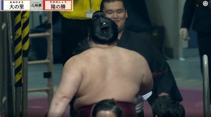 誇らしげな表情で出迎える付け人