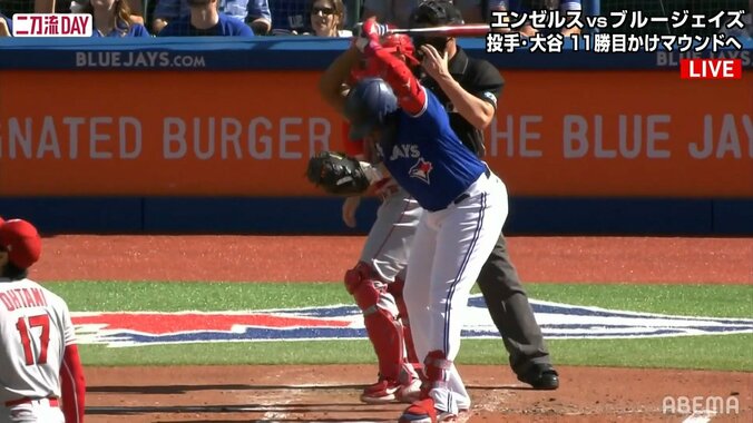 大谷翔平に打ち取られたゲレロJr. “バットを叩き折る”と思いきや…“怒りを押し殺す”リアクションが「可愛い」「バット命拾い」など話題 1枚目