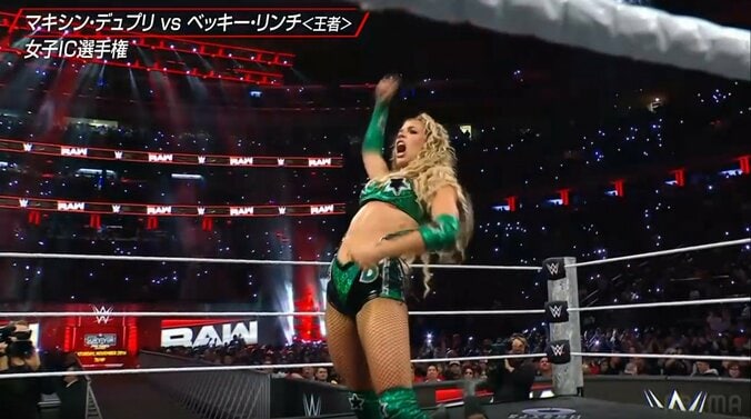 シングレットを肩から下ろす気合の“ちょい脱ぎ”パフォーマンス