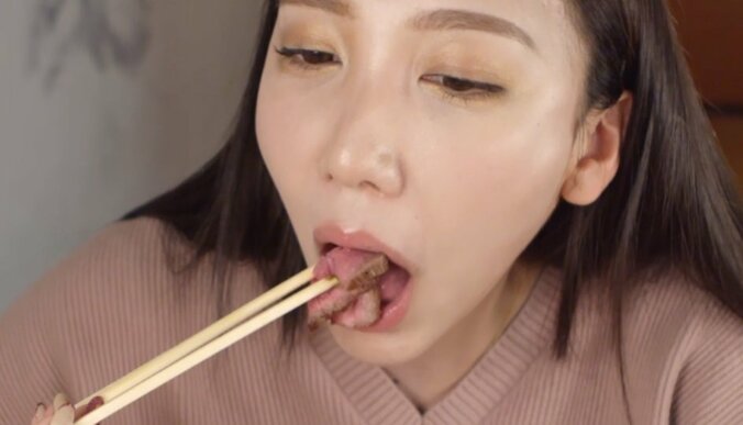 『網の上で変身、その可能性無限大』ざわちん、激ウマ肉料理でメシテロ敢行 7枚目