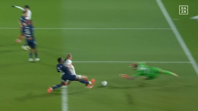 【映像】南野拓実、PSG守備陣を引き裂く高速シュートパス炸裂