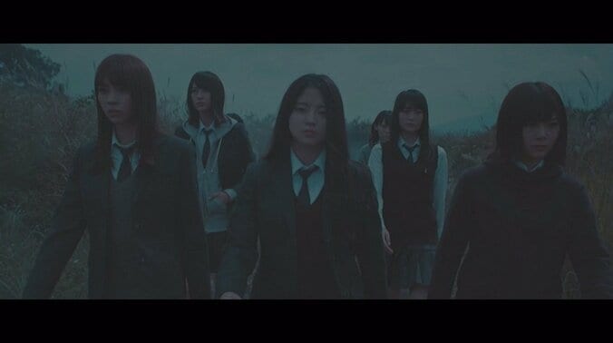 欅坂46、新曲「避雷針」MVで平手友梨奈がフードをかぶり暗闇の中を練り歩く 3枚目