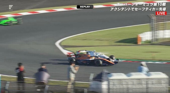 日本最速レースで波乱…タイトル争うライバル同士がまさかの接触！ SC3度出動、8台リタイアの大荒れ展開に 4枚目