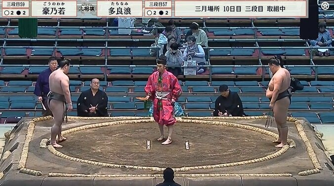 逆転白星も“負け判定”？ 自ら土俵を下りかける珍光景 「すごい回転」「降りかけたw」 3枚目