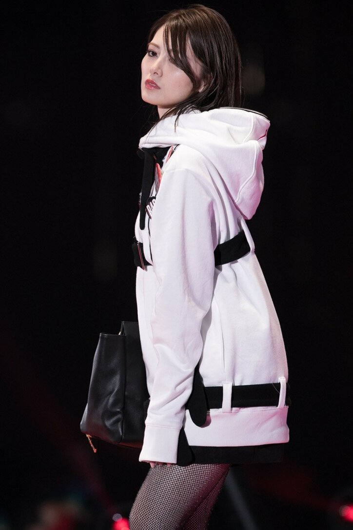 乃木坂46、白石麻衣は”クールまいやん”、松村沙友理は”にこるんポーズ”でTGCランウェイ堂々闊歩