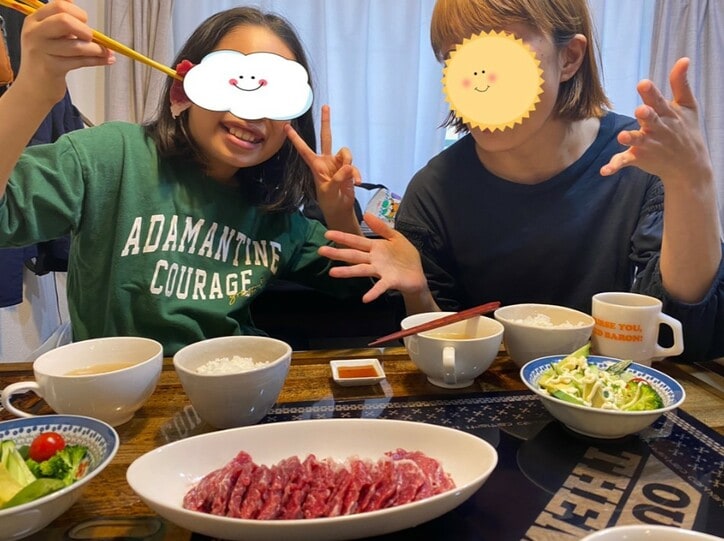 【画像】タケト、食事中の妻と娘の写真を公開