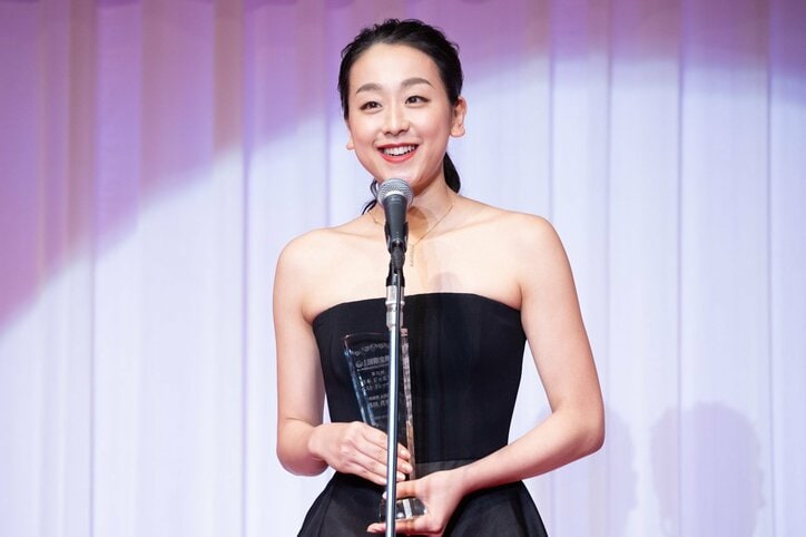 浅田真央、黒の肩出しドレスで大人の魅力振りまく「1人の女性として…」恋愛にも言及