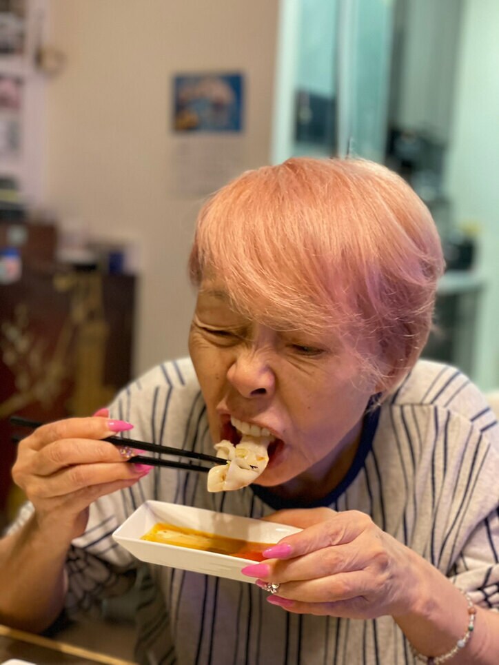  研ナオコ、餃子を堪能する姿を公開「美味しそう」「表情豊か」の声 