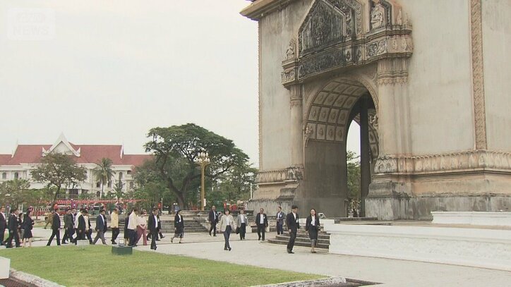 【写真まとめ】民族衣装をまとって　笑顔にあふれた愛子さまのラオス訪問の様子をたっぷりと　端正なペールブルーで出発　乾杯は華やかなピンクで　そのファッションにも注目【初の外国公式訪問】