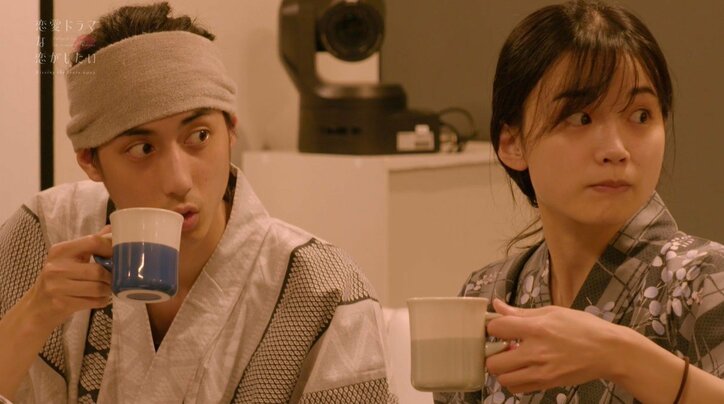 三角関係の男女が1つのベッドで…女優2人がイケメン俳優を挟んで寝る姿に「カオス」の声『ドラ恋~Kissing the tears away~』act.9