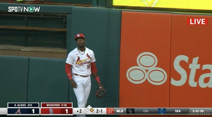 「捕ってないんかーい！」カージナルス外野手の”雰囲気ホームランキャッチ”にツッコミ多数