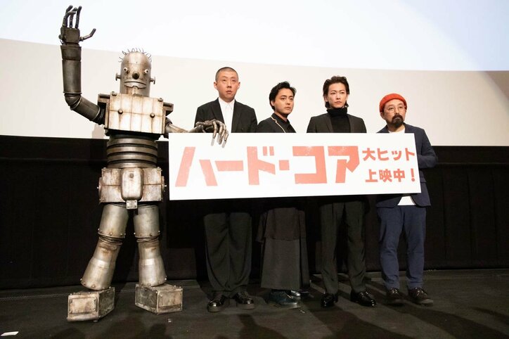 佐藤健、山田孝之の役作りを絶賛「役に入り込む深さの次元が違う」