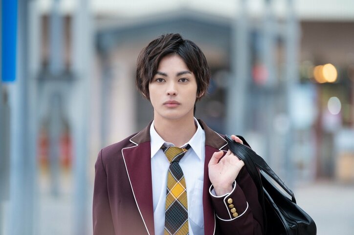 「何？見惚れてんの？」神尾楓珠が莉子に顎クイ 『ブラックシンデレラ』ドキドキな出会いをおさめた場面写真解禁