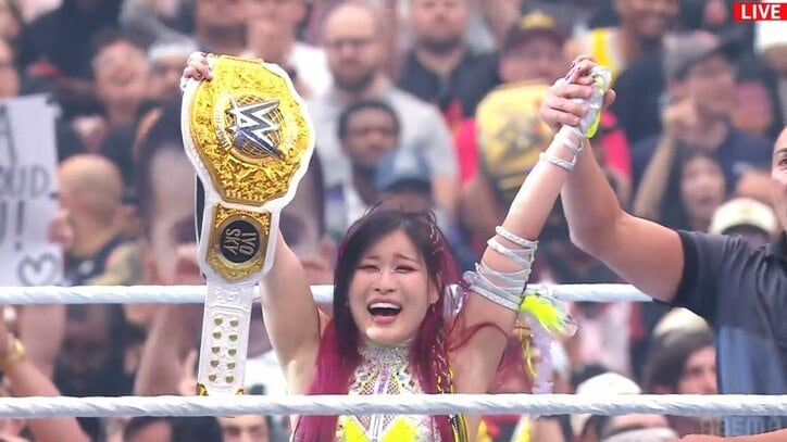 【写真・画像】イヨ・スカイ、WWE“最大の祭典”で快挙！ 女子世界王座防衛に成功 リア、ビアンカとのトリプルスレット戦を制して歓喜…全米熱狂　1枚目