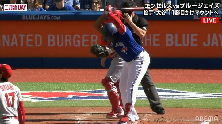 大谷翔平に打ち取られたゲレロJr. “バットを叩き折る”と思いきや…“怒りを押し殺す”リアクションが「可愛い」「バット命拾い」など話題