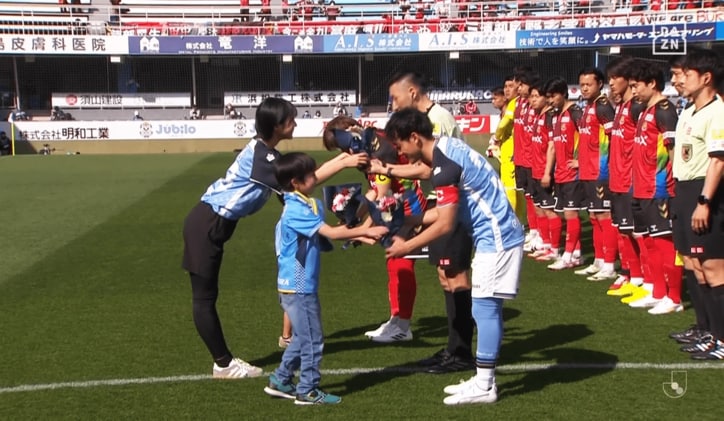 主審に花束贈呈も