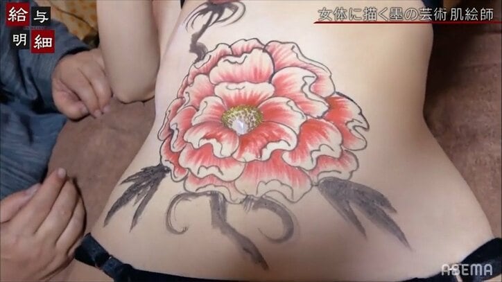 「上手いやん」「いいセンスしてる」美術学校出身グラドル、妖艶な“肌絵アート”に挑戦!