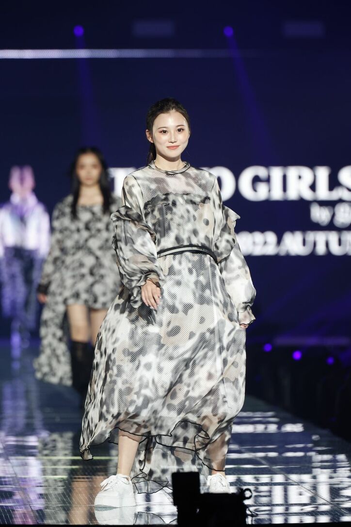 『オオカミちゃんくん』メンバー10人揃って“イルミコーデ”でランウェイ堂々闊歩「最高のステージ」と反響【TGC2022】