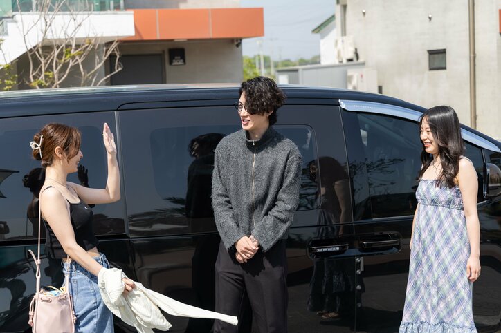 モテモテ経営者とのデートに美女2人が大胆肌見せファッションで登場! ウエストちらりなコーデに「そういう格好も似合うね」男子も好印象