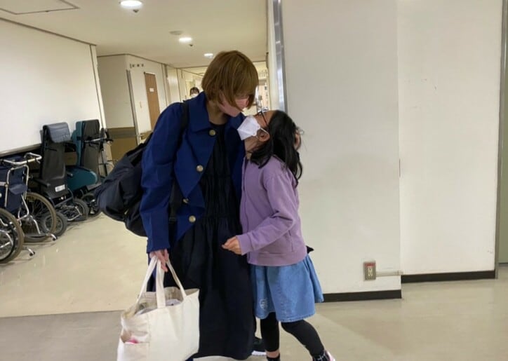 【画像】病院で寄り添うタケトの妻と娘