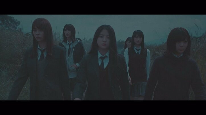 欅坂46、新曲「避雷針」MVで平手友梨奈がフードをかぶり暗闇の中を練り歩く