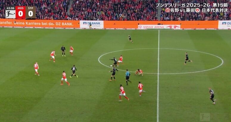 「容赦ないな…」佐野海舟、強烈な“爆速タックル”→藤田譲瑠チマを吹っ飛ばす「バチバチだな」日本代表同士の激しい肉弾戦にファン大興奮