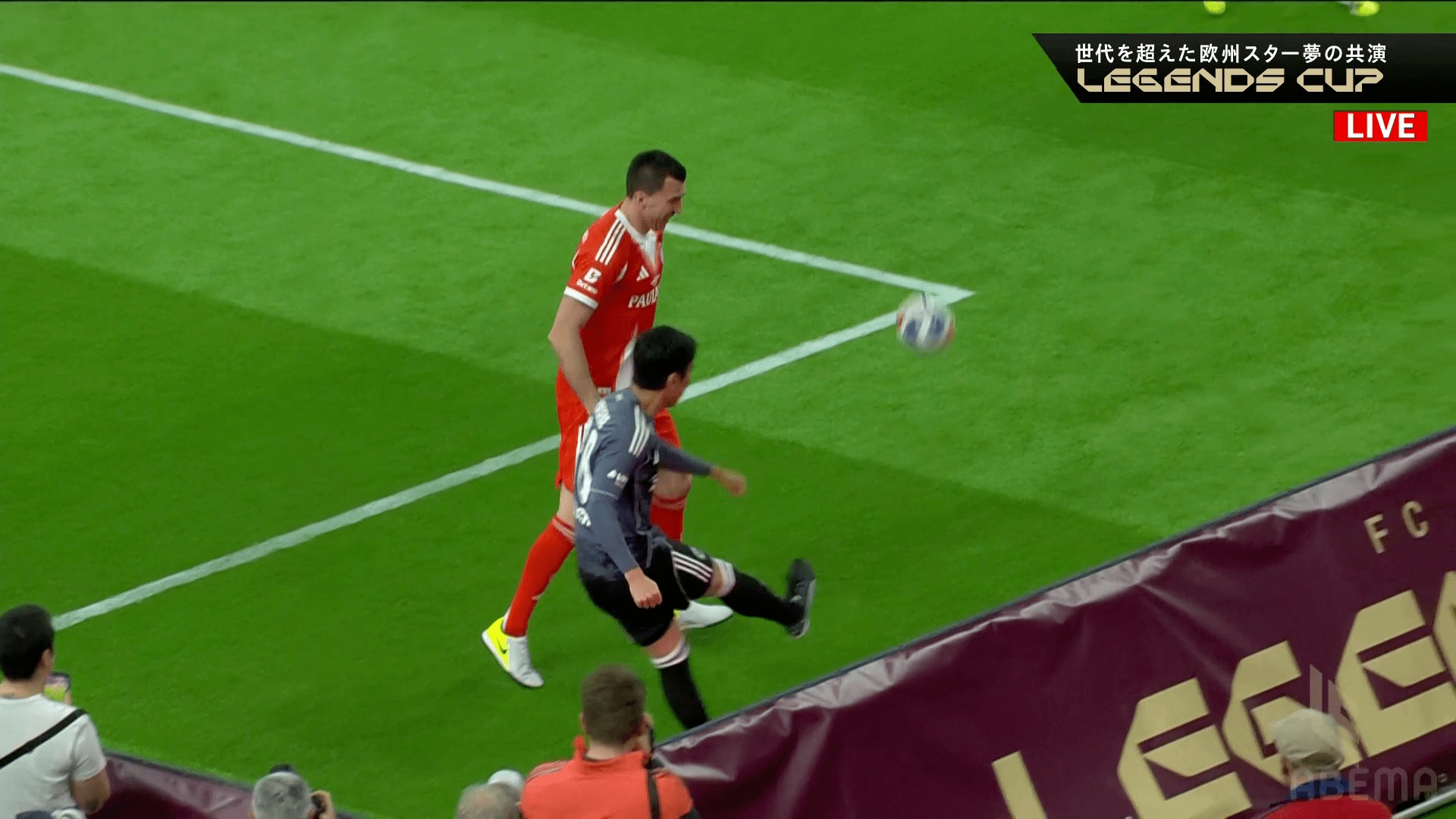 パスを出す長谷部