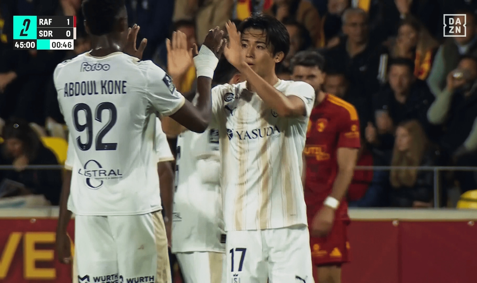 ゴールを祝福される中村敬斗