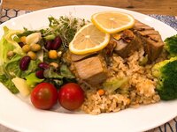 堀ちえみ『鮭ガーリック玄米炒飯マグロステーキ乗せの作り方』