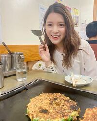 「ふわっふわで飲めました」川島海荷、お好み焼きを前にキュートな微笑み