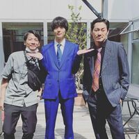 犬飼貴丈の『酒癖50』オフショットに歓喜の声「スーツ姿でかっこいい」「飽きるまで見たい」