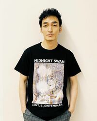 『ミッドナイトスワン』凪沙Tシャツを着る草なぎ剛の写真に反響「なんて素敵なモデルさん」「色気があって良き」