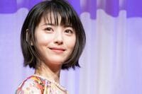 浜辺美波のキュートなアップヘア&黒ドレスショットに「めちゃくちゃ素敵」「結婚したのかと思った」と絶賛の声