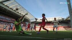 数秒前までいたのにいきなり消えた！？ DFが目を離した隙にゴールが叩き込まれる瞬間 リバプールの“爆速王”サラーのエグすぎる「一瞬の動き」