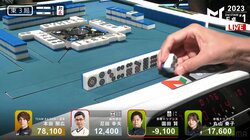 絶好牌をつまんでひょい♪達人レベルのベテラン雀士、軽いツモの仕草がおしゃれ＆おもしろい／麻雀・Mトーナメント