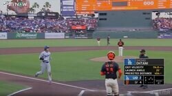 着弾まで約3秒…大谷翔平、184キロ驚速49号で「もうセンターも見送っている」 敵軍外野手は即“確信”、バックスクリーンへ一直線