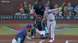 ド軍キケ、特大アーチでドリンク片手の観客が思わず“口あんぐり” 突然のHRに飲み物そっちのけ…驚きの瞬間