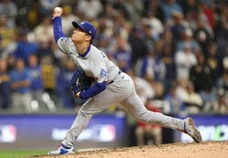 打者がフラフラ！山本由伸の3球で“異変”「緩急エグい」相手打者の様子がおかしくなる「これは打てない」