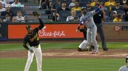 打たれてブチギレ！ かと思いきや… ピッチャーが逆転ホームランと“勘違い”でグラブを叩きつけた笑撃リアクション「劇場型チャップマン」「気まずいやろ笑」