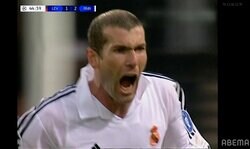 天才ジダンも「二度と再現できなかった」奇跡の一撃！ 22年後でも色褪せない“美しすぎるスーパーボレー”の瞬間「CL史上最高のゴラッソ」「永遠に語り継がれる」