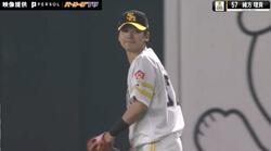 マジかよ…！？ 漫画レベルの“ど根性ダイビングキャッチ”がヤバすぎる　“育成出身”ソフトバンク・緒方理貢のガッツあふれるプレーが話題に