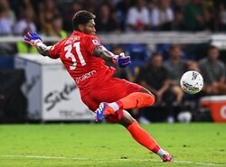 GK鈴木彩艶がアシスト未遂！「凄すぎるって」「フィードはマジで武器」超絶パントキックで速攻のトリガーになった瞬間