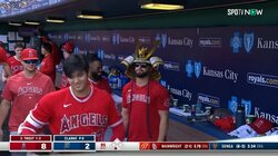 イケてるだろ？兜＆サングラス斬新ファッション爆誕 大谷翔平、メジャー通算150号のセレブレーションで同僚投手がチームメイトにいじられる