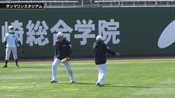 「ほら、来たぞ」「落としたんかい！」外野練習中・岡本和真のポロリにコーチがずっこけ