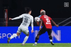 「ハンドだろ！」南野拓実が主張！ ボールが敵の肘に直撃→VARチェックでPK獲得が叶わなかった一部始終