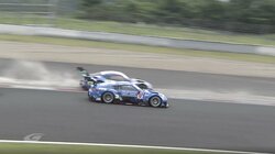 「お前なにしやがんねん！笑」日産Z、10秒ペナの決定的瞬間に“トヨタのレジェンド”が本音も「今ロックアップして」鋭く指摘