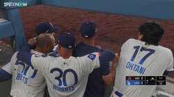 そんな狭いところで…大谷翔平、ベッツら主力選手が“みっちみち状態”で作戦会議「せまくね？」「ハグハグ会議」